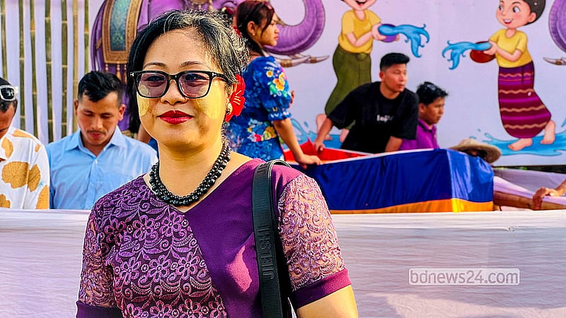 খাগড়াছড়ি শহরের টিটিসি মাঠে বুধবার সাংগ্রাই উৎসবে ঐতিহ্যবাহী পোশাকে এক মারমা নারী। ছবি: সমির মল্লিক