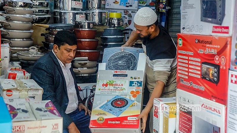 গ্যাস সংকট ও এলপিজির দাম বেড়ে যাওয়ায় চাহিদা বেড়েছে বৈদ্যুতিক চুলার। গ্যাস ব্যবহারের চেয়ে এসব চুলার ব্যবহারকে সাশ্রয়ী মনে করছেন ব্যবহারকারীরা। ছবি: আব্দুল্লাহ আল মমীন