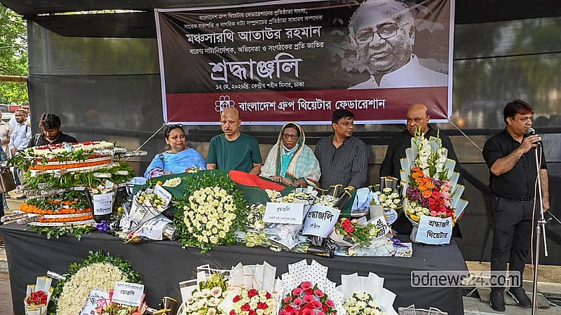 কেন্দ্রীয় শহীদ মিনার প্রাঙ্গণে মঙ্গলবার অভিনেতা ও নির্দেশক আতাউর রহমানকে শেষ বিদায় জানানো হয়।