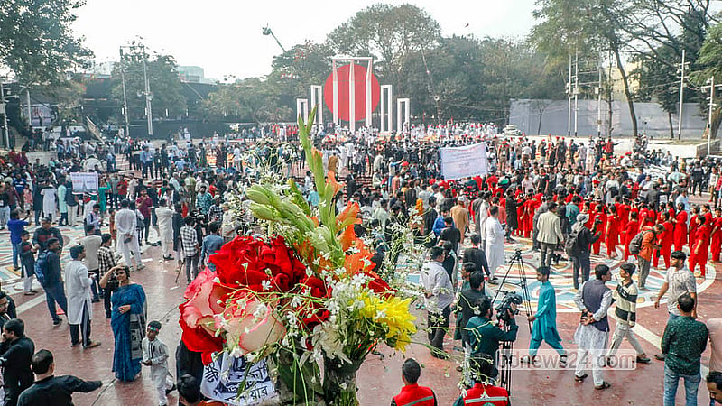 ভাষা শহীদদের শ্রদ্ধা জানাতে কেন্দ্রীয় শহীদ মিনারে নামে মানুষের ঢল। ছবি: আব্দুল্লাহ আল মমীন