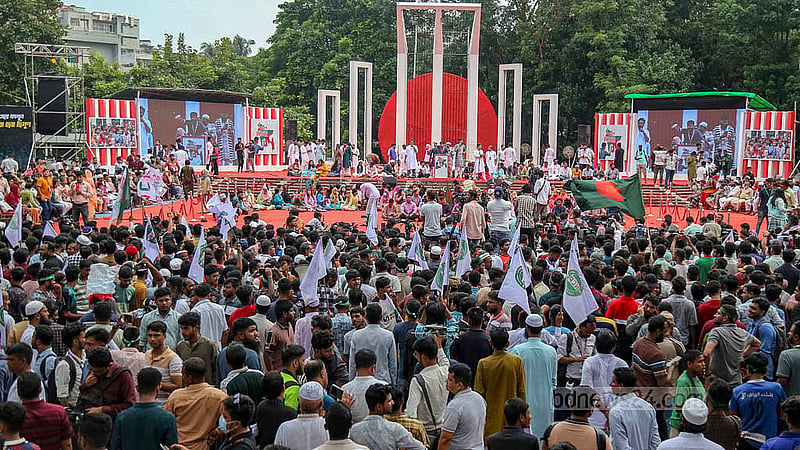 কেন্দ্রীয় শহীদ মিনার প্রাঙ্গণে রোববার জাতীয় নাগরিক পার্টির ‘নতুন বাংলাদেশের ইশতেহার’ সমাবেশে নেতাকর্মীদের ভিড়। ছবি: আব্দুল্লাহ আল মমীন