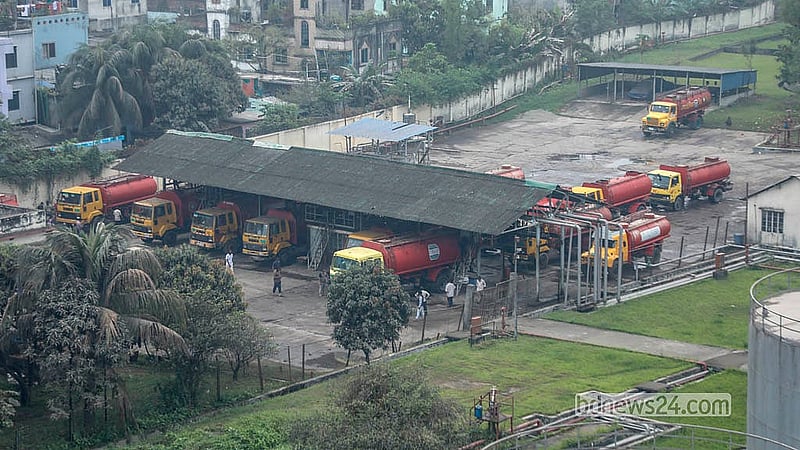 নারায়ণগঞ্জের ফতুল্লায় যমুনা ডিপোতে লরিতে তেল ভরা হচ্ছে। এসব লরি চলে যাবে দেশের বিভিন্ন প্রান্তে