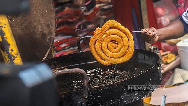 শাহী জিলাপির দেখা মেলে পুরান ঢাকার চকবাজারের ইফতারের বাজারে। প্রতিকেজি ৩০০ টাকা। ছবি: আব্দুল্লাহ আল মমীন