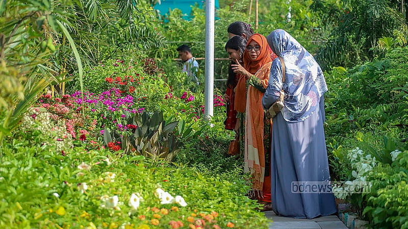 ঢাকার শেরে বাংলা নগরে জাতীয় বৃক্ষমেলায় স্টল ঘুরে দেখছেন দর্শনার্থীরা। ছবি: আব্দুল্লাহ আল মমীন