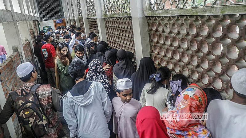 ঢাকা বিশ্ববিদ্যালয়ের কেন্দ্রীয় মসজিদ লাগোয়া জাতীয় কবি কাজী নজরুল ইসলামের সমাধির পাশে সমাহিত করা হয়েছে শরীফ ওসমান হাদিকে। রোববারও সেখানে ভিড় করে অনেক মানুষ। সমাধিস্থলে নিরাপত্তায় ছিল আইনশৃঙ্খলা বাহিনী