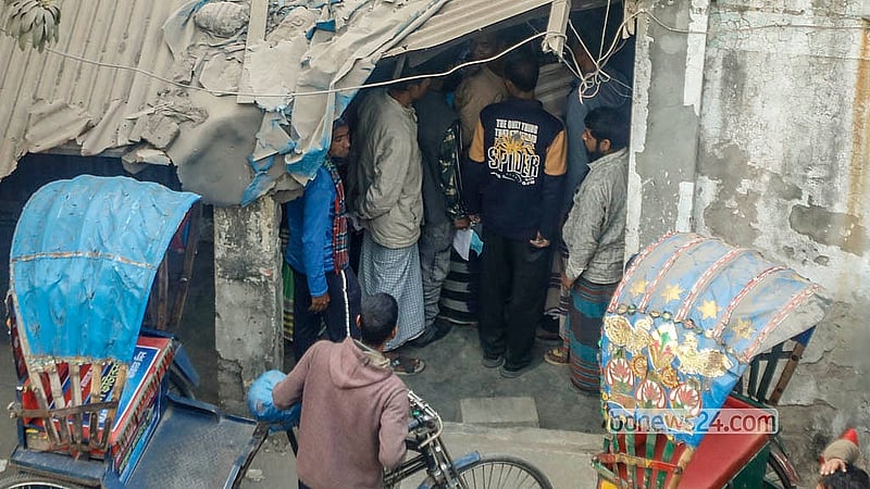 রাজধানীর পোস্তগোলা সেতুর উত্তর পাশে ডাম্পিং স্টেশনের মধ্য ট্রাফিক পুলিশ অফিসের সামনে রিকশা চালকদের ভিড়। ছবি: আব্দুল্লাহ আল মমীন