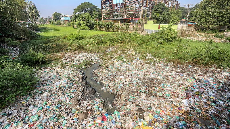 কেরানীগঞ্জের পাড় গেন্ডারিয়া সেতুর নিচ থেকেই ময়লা ও দখলে শুভাঢ্যা খালের শুরু। ছবি: আব্দুল্লাহ আল মমীন