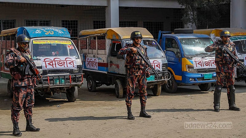 ভোট উপলক্ষে আইনশৃঙ্খলা পরিস্থিতি নিয়ন্ত্রণে ঢাকার মুগদায় আইডিয়াল স্কুল অ্যান্ড কলেজ প্রাঙ্গণে বসেছে বিজিবি ক্যাম্প। ছবি: মাহমুদ জামান অভি
