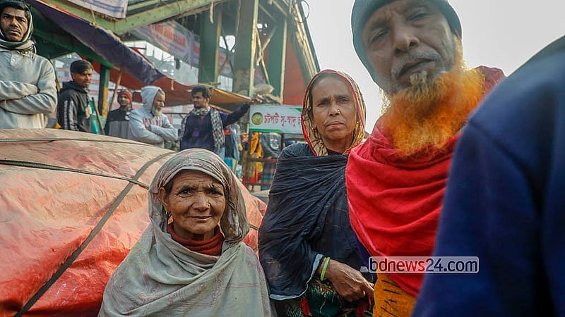 সাভারের হেমায়েতপুর বাস টার্মিনাল এলাকায় কাজের সন্ধানে আসেন বিভিন্ন বয়সের মানুষ