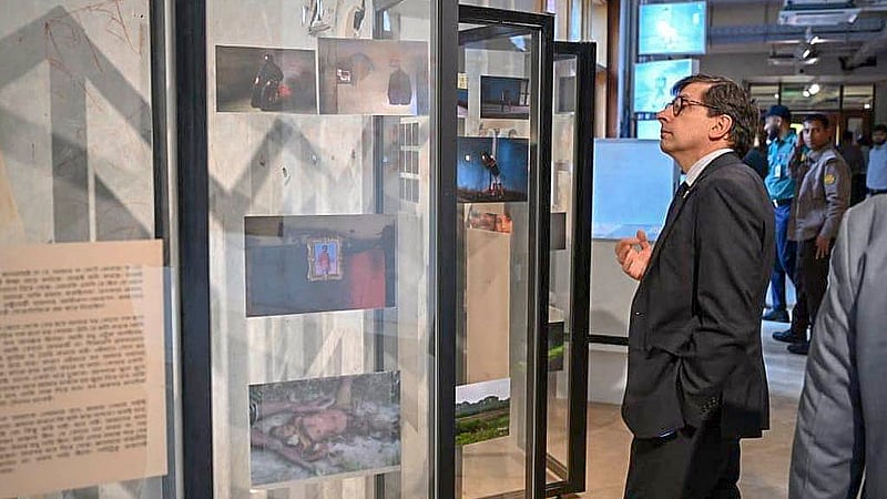 জুলাই গণঅভ্যুত্থান স্মৃতি জাদুঘর জনসাধারণের জন্য উন্মুক্ত হওয়ার আগে মঙ্গলবার সেটি পরিদর্শন করেন ঢাকায় থাকা বিভিন্ন দেশের কূটনীতিকরা।
