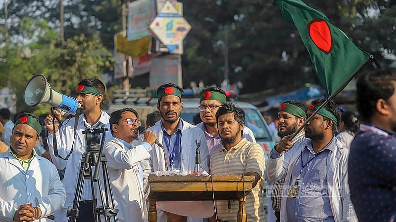 ভাতা বাড়ানোর এক দফা এক দাবিতে রোববার রাজধানীর শাহবাগ মোড় অবরোধ করে বিক্ষোভ করেন পোস্টগ্র্যাজুয়েট প্রাইভেট ট্রেইনি চিকিৎসকরা। ছবি: আব্দুল্লাহ আল মমীন