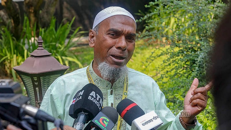 সাবেক প্রধানমন্ত্রী শেখ হাসিনা ও সাবেক স্বরাষ্ট্রমন্ত্রী আসাদুজ্জামান খান কামালসহ জড়িতদের বিচারের দাবি জানিয়ে বৃহস্পতিবার আন্তর্জাতিক অপরাধ ট্রাইব্যুনালে আসেন যাত্রবাড়ীতে জুলাই অভ্যুত্থানে নিহত শহীদ মিরাজের বাবা রব মিয়া