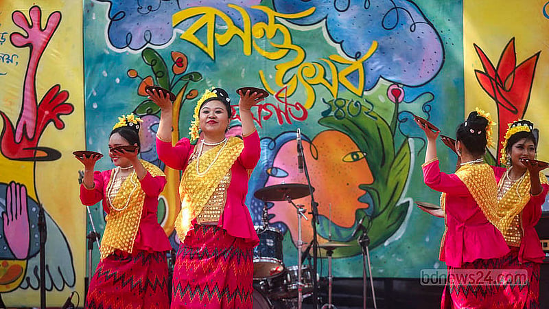 ঢাকা বিশ্ববিদ্যালয়ের কলাভবনের বটতলায় মঙ্গলবার সমগীত বসন্ত উৎসবে নাচ পরিবেশন করেন শিল্পীরা।