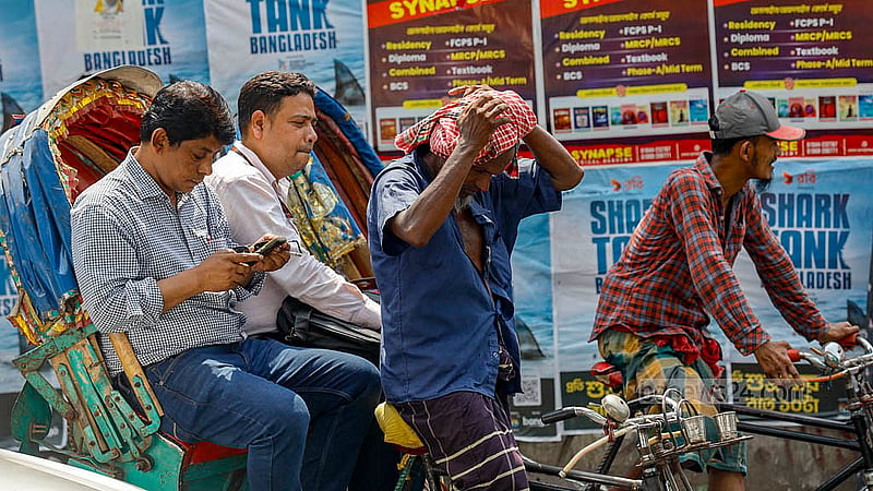 এই কাঠফাটা রোদে জীবিকার তাগিদে সড়কে রিকশা চালাতে হচ্ছে রিকশা চালকদের। শাহবাগ সিগন্যালে রিকশা থামতেই মাথার গামছা ঠিক করে নিচ্ছেন চালক, যা দিচ্ছে রোদ থেকে রেহাই