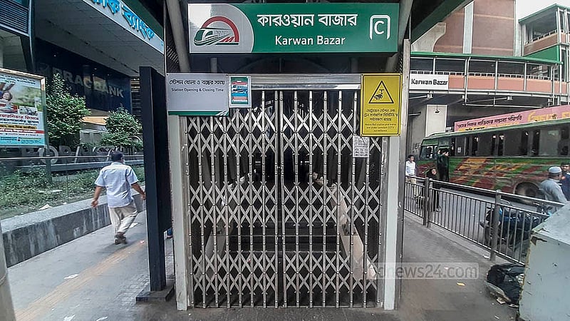 ঢাকার ফার্মগেট এলাকায় রোববার মেট্রো লাইনের পিলার থেকে বিয়ারিং প্যাড খুলে পড়ার পর মেট্রোরেল চলাচল বন্ধ করে দেওয়া হয়। ছবি: আব্দুল্লাহ আল মমীন