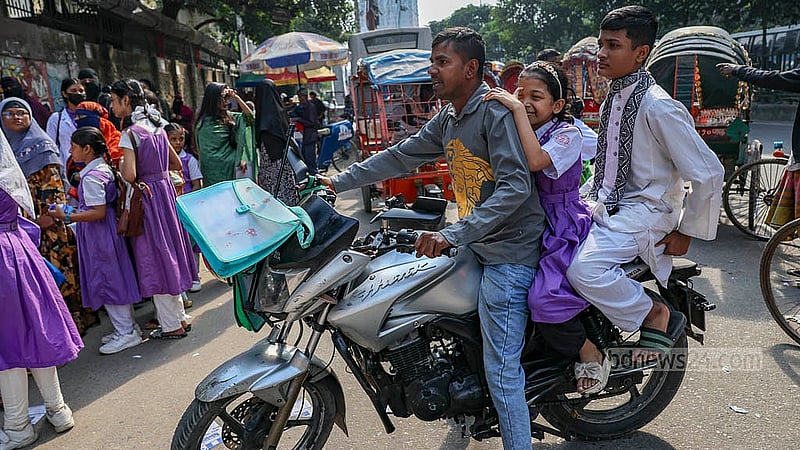 সরকারি মাধ্যমিক বিদ্যালয়ের শিক্ষকদের কর্মবিরতির কথা জানা ছিল না অভিভাবক ও শিক্ষার্থীদের। সোমবার সকালে এ খবর শুনে অনেক অভিভাবক হতাশ হয়ে সন্তানদের নিয়ে ফিরে যান