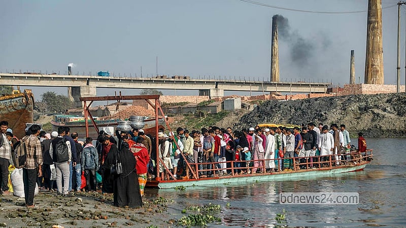 কেরাণীগঞ্জের মোল্লাবাজার এলাকায় ধলেশ্বরী শাখা নদীর ওপর সেতুর নির্মাণ কাজ আট বছরেও শেষ না হওয়ায় প্রতিদিন হাজারো মানুষ স্থানীয়ভাবে তৈরি ফেরিতে ঝুঁকি নিয়ে নদী পার হচ্ছেন