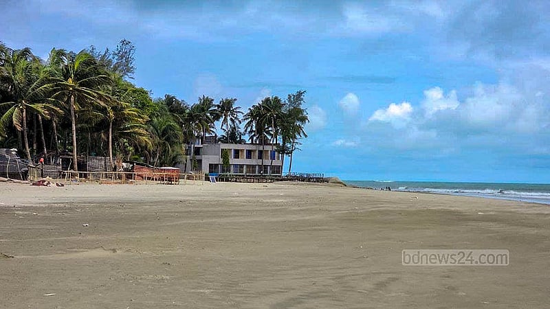 সেন্টমার্টিনের প্রধান সমুদ্র সৈকত এখন এমনই জনমানবহীন। সরকার এই প্রবাল দ্বীপে ভ্রমণের সময় নির্ধারণ করে দেওয়ায় মে মাসের এই সময়ে নেই কোনো পর্যটক।