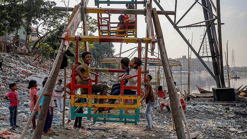 ঢাকার কামরাঙ্গীরচরের আশরাফাবাদ এলাকায় নদীর তীরে অস্বাস্থ্যকর পরিবেশে শিশুদের বিনোদনের জন্য বসানো হয়ছে নাগরদোলা। ছবি: মাহমুদ জামান অভি