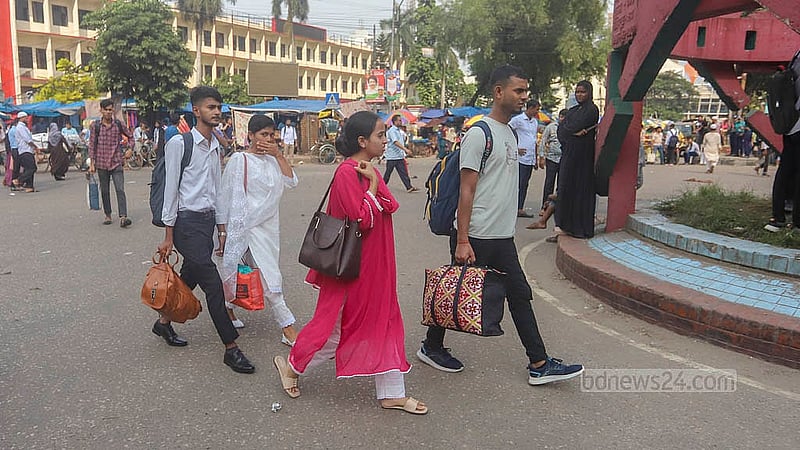 বৈষম্যবিরোধী ছাত্র আন্দোলনের সময় শনির আখড়ায় ইমাম হাসান তাইমের হত্যার বিচারের দাবিতে মঙ্গলবার শিক্ষার্থীরা জিরো পয়েন্টে রাস্তা অবরোধ করলে দুর্ভোগে পড়েন সাধারণ মানুষ। এ সময় অনেকে হেঁটে গন্তব্যে রওনা হন। ছবি: আব্দুল্লাহ আল মমীন