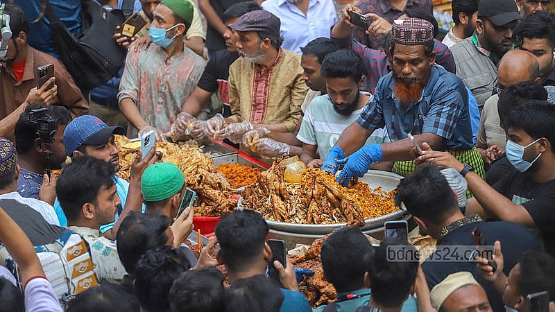 গরুর কিমা, কলিজা, মগজ, মুরগির মাংস, চিড়া, ডাল, সুতি কাবাব, আলু ও ডিম দিয়ে ১২টি মসলার সমন্বয়ে বানানো চকবাজারে ইফতারের এই পদটি ‘বড় বাপের পোলায় খায়’ নামে পরিচিত। ছবি: আব্দুল্লাহ আল মমীন