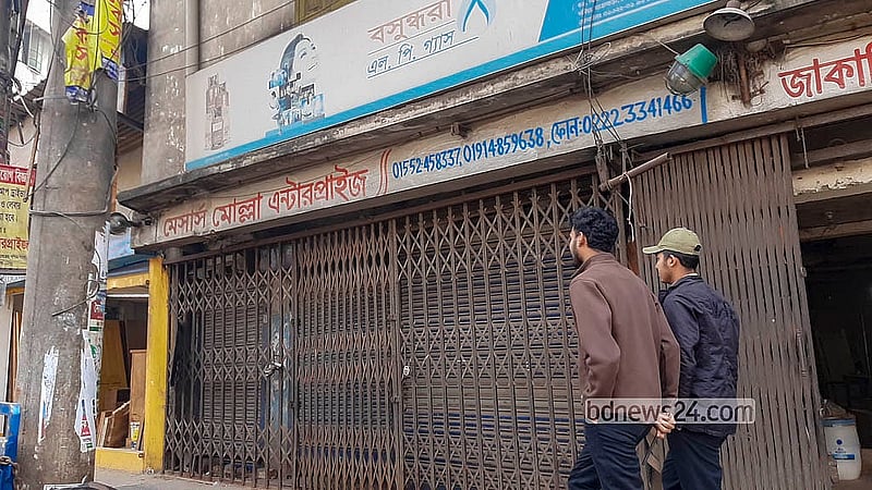 রাজধানীর শনিরআখড়া এলাকায় বন্ধ এলপি গ্যাসের ডিলার পয়েন্ট। এতে ভোগান্তিতে পড়েন গ্রাহকরা।