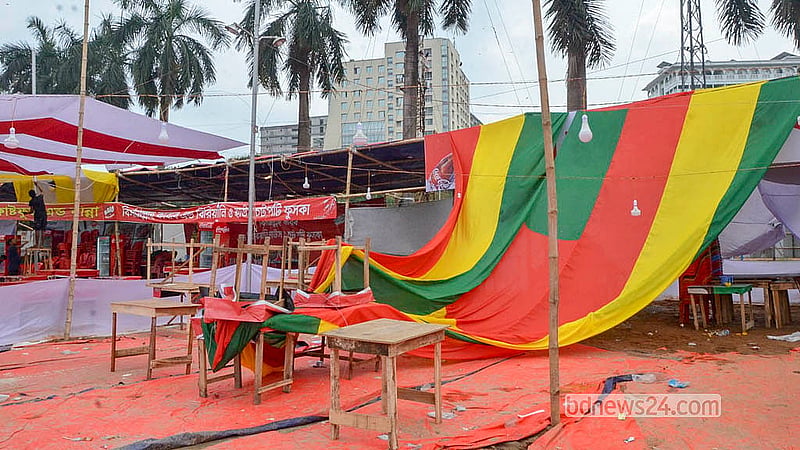 ঢাকার সোহরাওয়ার্দী উদ্যান প্রাঙ্গণে শুক্রবার রাতের ঝড়-বৃষ্টিতে ক্ষতিগ্রস্ত হয় বইমেলা প্রাঙ্গণ।