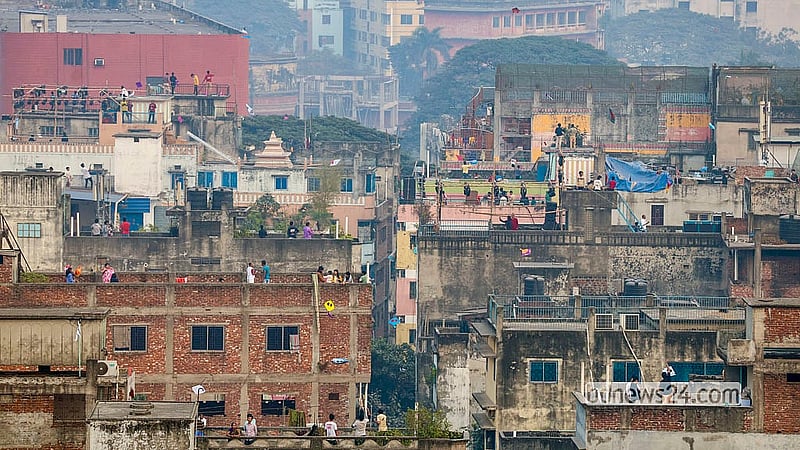 পৌষ মাসের শেষ দিন বুধবার ঐতিহ্যবাহী সাকরাইন উৎসবে পুরান ঢাকার ছাদে ছাদে ঘুড়ি উড়ানোয় ব্যস্ত তরুণ-তরুণীরা।