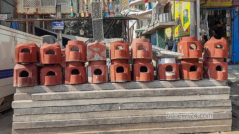 রাজধানীর দোলাইরপাড় এলাকার একটি কারখানার সামনে সাজিয়ে রাখা হয়েছে লাকড়ির চুলা। ৩০০ থেকে শুরু করে ৮০০ টাকায় বিক্রি হয় এসব চুলা। ছবি: আব্দুল্লাহ আল মমীন