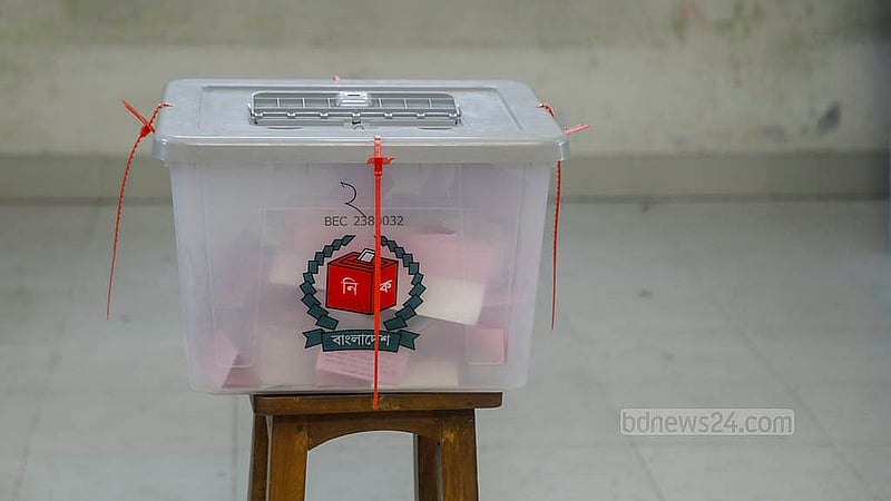 ত্রয়োদশ জাতীয় সংসদ নির্বাচন ও গণভোট সামনে রেখে শনিবার ঢাকায় শেরেবাংলা নগর সরকারি বালিকা উচ্চ বিদ্যালয়ে ‘মক ভোটিং’ আয়োজন করে নির্বাচন কমিশন