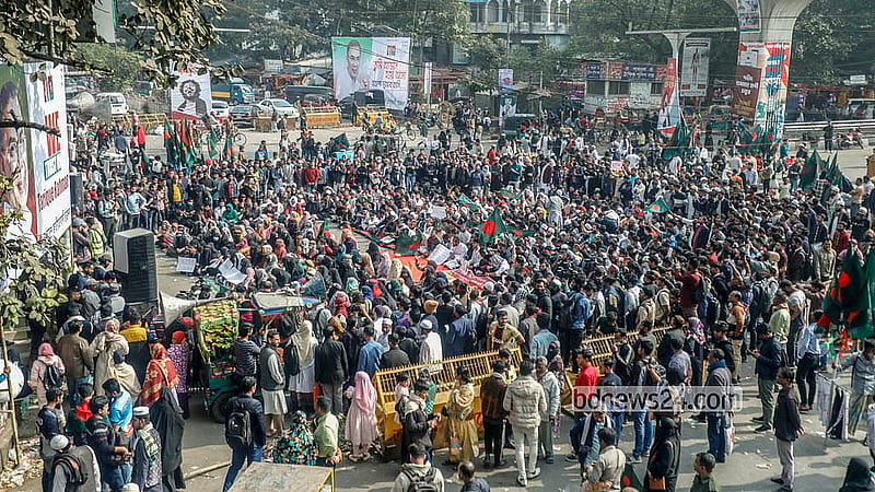 ইনকিলাব মঞ্চের আহ্বায়ক শরীফ ওসমান হাদির হত্যার বিচারের দাবিতে শনিবার শাহবাগ মোড় অবরোধ করেন সংগঠনটির নেতাকর্মী ও অনুসারীরা