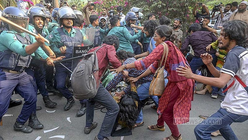 স্বরাষ্ট্র উপদেষ্টার অপসারণ ও দ্রুত বিচার ট্রাইব্যুনালে ধর্ষণের বিচারের দাবিতে মঙ্গলবার প্রধান উপদেষ্টার বাসভবন অভিমুখে পদযাত্রার সময় ইন্টারকন্টিনেন্টাল হোটেলের সামনে পুলিশের সঙ্গে ধস্তাধস্তি হয় আন্দোলনকারীদের।