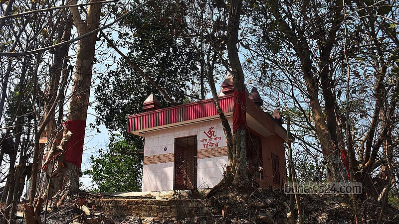 চট্টগ্রামের বোয়ালখালীর করলডেঙ্গা সন্ন্যাসী পাহাড়ে সনাতন ধর্মাবলম্বীদের মেধস আশ্রমের অন্যতম তারা-মায়ের মন্দির। ছবি: সুমন বাবু