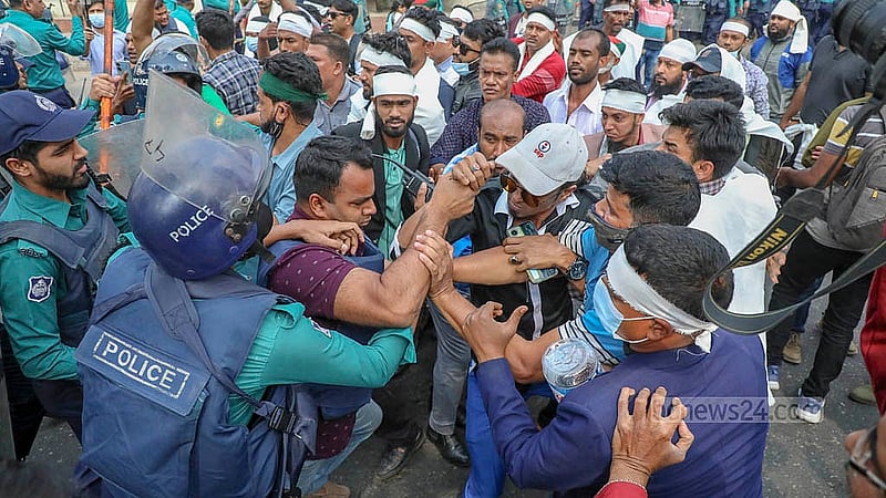 সচিবালয়ের সামনে চাকরিচ্যুত পুলিশ সদস্যরা অবস্থান নিলে তাদের ছত্রভঙ্গ করে দেয় পুলিশ। এসময় কয়েকজনকে আটক করে পুলিশ।