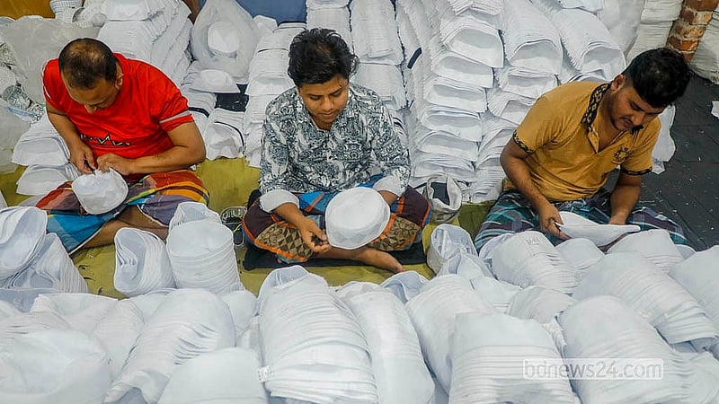 টুপি তৈরি শেষে বাছাইয়ের কাজ চলছে ঢাকার কামরাঙ্গীরচরের একটি কারখানায়