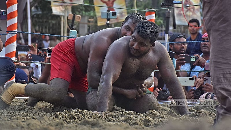 চট্টগ্রামের লালদীঘি ময়দানে শনিবার ঐতিহ্যবাহী জব্বারের বলী খেলায় লড়ছেন দুই প্রতিযোগী। ছবি: সুমন বাবু