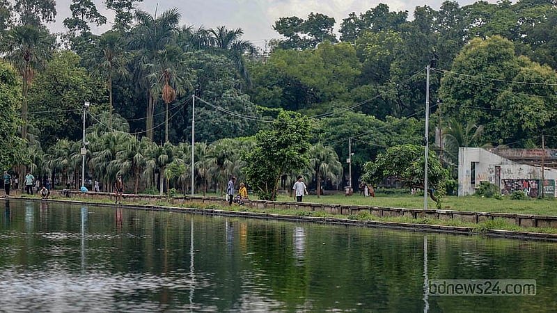 সোহরাওয়ার্দী উদ্যানে লেকের পাশে সারি সারি বেঞ্চ এখন ফাঁকা। ছাত্রদল নেতা শাহরিয়ার আলম সাম্য হত্যাকাণ্ডের আগে সেখানে অনেক মানুষ আড্ডা দিতেন। ছবি: মাহমুদ জামান অভি