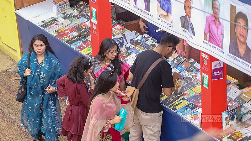 বইমেলার শেষ দিন শুক্রবারও দর্শনার্থীদের অনেকে স্টল ঘুরে বই কেনেন। ছবি: আব্দুল্লাহ আল মমীন