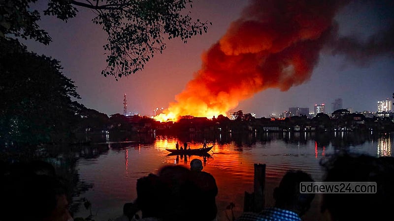 রাজধানীর কড়াইল বস্তিতে মঙ্গলবার সন্ধ্যায় অগ্নিকাণ্ডে পুড়েছে গুলশান লেইক পাড় অংশ
