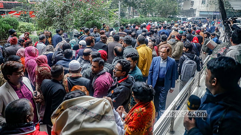 ঢাকা বিভাগীয় কমিশনার ও রিটার্নিং কর্মকর্তার কার্যালয়ে সোমবার মনোনয়নপত্র জমা দিতে এসে কোনো কোনো প্রার্থীর লোকজন শোডাউন করে