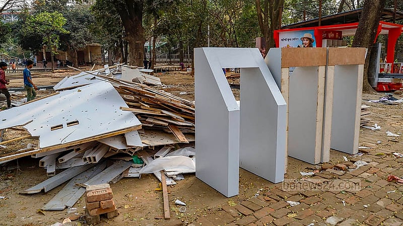 সোহরাওয়ার্দী উদ্যানে বইমেলা শেষের পর বইয়ের তাকগুলো বিক্রি করে দেওয়া স্টল ভাঙার সময়ই। ছবি: মাহমুদ জামান অভি