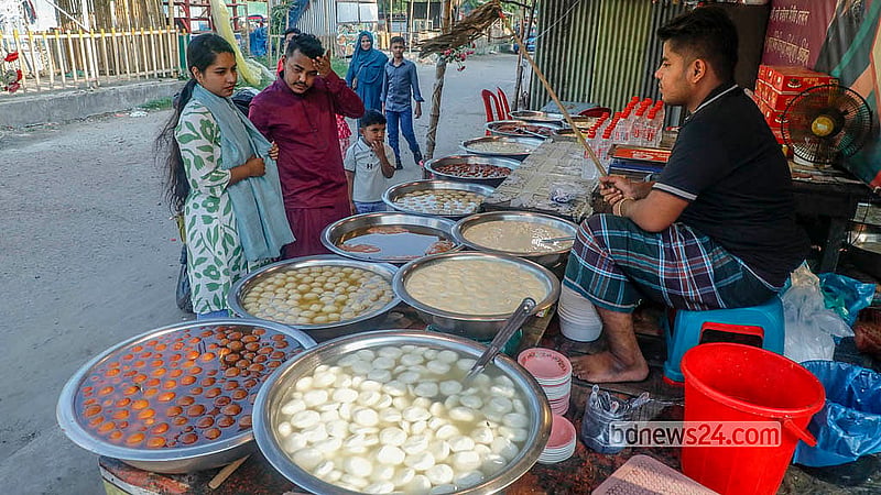 ঢাকার পূর্বাচলে নীলা মার্কেটে ক্রেতাদের জন্য সাজিয়ে রাখা হয়েছে বিভিন্ন রকমের মিষ্টি। উন্মুক্তভাবেই সেগুলো বিক্রি হচ্ছে