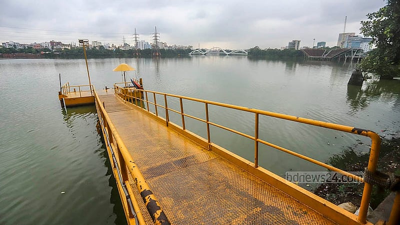 হাতিরঝিলে ওয়াটার ট্যাক্সি চলাচল বন্ধ থাকায় সুনশান পুলিশ প্লাজা ঘাট। ছবি: আব্দুল্লাহ আল মমীন
