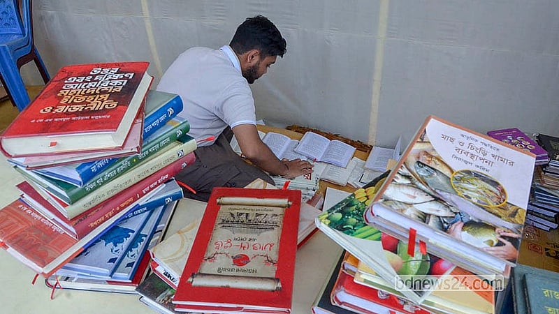 সোহরাওয়ার্দী উদ্যান বইমেলা প্রাঙ্গণে শুক্রবার রাতের বৃষ্টিতে ক্ষতিগ্রস্ত দোকান নতুন করে সাজাচ্ছেন দোকানিরা।