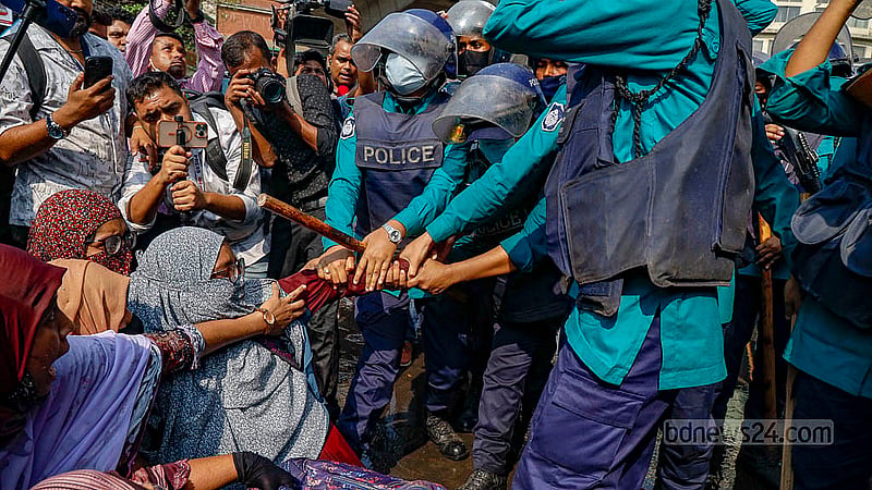 প্রাথমিক বিদ্যালয়ের সহকারী শিক্ষক পদে বাতিল হওয়া নিয়োগ ফিরে পাওয়ার দাবিতে বৃহস্পতিবার শাহবাগে চাকরিপ্রার্থীরা সড়ক অবরোধ করলে তাদের ছত্রভঙ্গের চেষ্টায় পুলিশ। ছবি: মাহমুদ জামান অভি