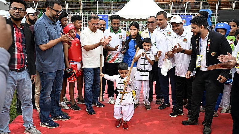 সিলেট স্টেডিয়ামে শনিবার নতুন কুঁড়ি স্পোর্টসের উদ্বোধন অনুষ্ঠানে ক্ষুদে শিক্ষার্থীদের ক্রীড়া শৈলী দেখছেন প্রধানমন্ত্রী তারেক রহমান