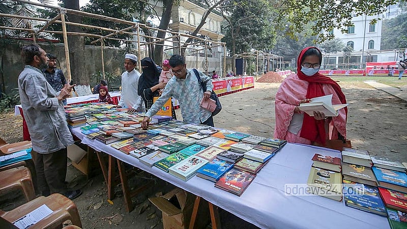 বাংলা একাডেমি প্রাঙ্গণে রোববার একদিনের প্রতীকী বইমেলা প্রাঙ্গণে স্টল সাজিয়ে বসে বিভিন্ন প্রকাশনা সংস্থা।