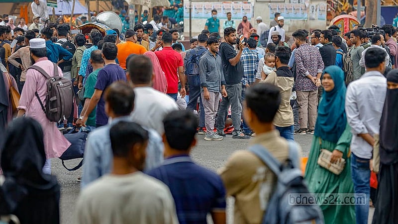 আন্দোলন চলছে শাহবাগ মোড়ে। সড়কের পাশে যানবাহনের অপেক্ষায় সাধারণ মানুষ। ছবি: মাহমুদ জামান অভি