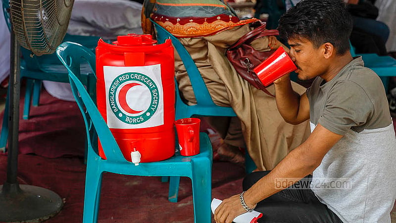 ঢাকার ফার্মগেইট মোড়ে বাংলাদেশ রেড ক্রিসেন্ট সোসাইটির বানানো বিশ্রামাগারে রাখা পাত্র থেকে যে কেউ পানি পান করতে পারেন। এই পাত্রে কিছু সময় পরপর ঢালা হচ্ছে ‘শারীরিক প্রতিবন্ধী সুরক্ষা ট্রাস্ট, মৈত্রী শিল্প’উৎপাদিত ‘মুক্তা পানি’। ছবি: মাহমুদ জামান অভি
