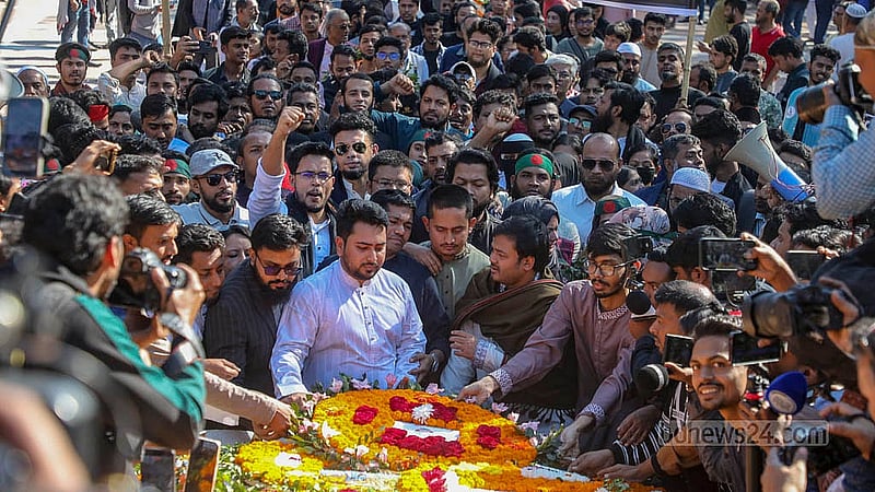 শহীদ বুদ্ধিজীবী দিবস রোববার মিরপুরে বুদ্ধিজীবী স্মৃতিসৌধে ফুল দিয়ে শ্রদ্ধা জানায় জাতীয় নাগরিক কমিটি।